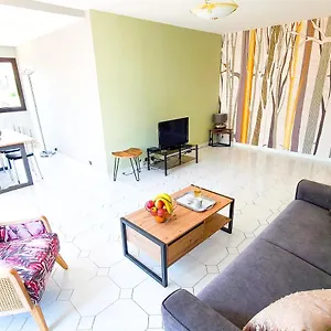 https://regard-sur-les-remparts-terrasse-parking.fr-provencehotel.com